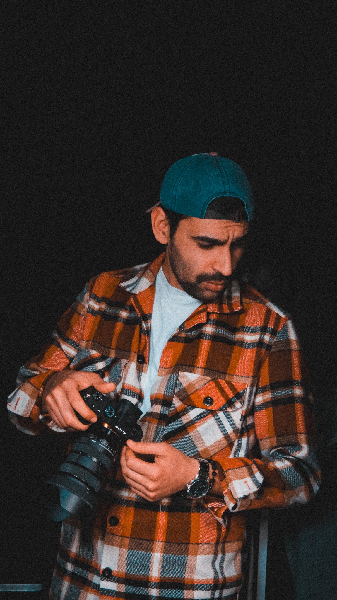 Nox Studio kurucusu Mehmet Kösehan, elinde kamerasıyla